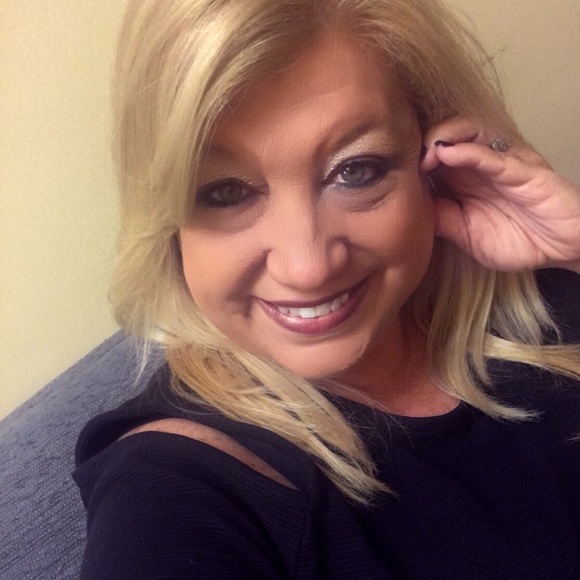 Meet your Posher, Nicole - Picture 1 of 1